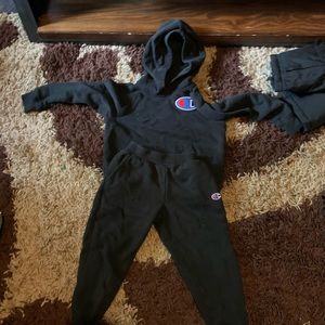 Used champion outfit size 7 in kids.